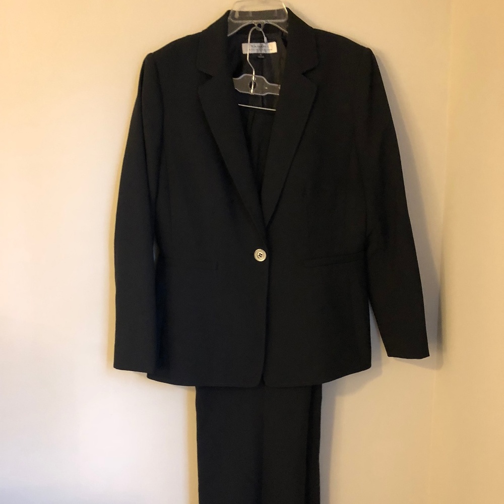 Tahari women pantsuit